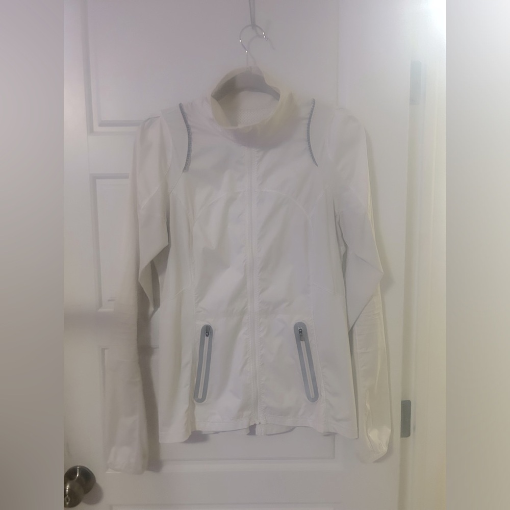 #293 size 8 Lululemon windbreaker very breathable great for running or light ove